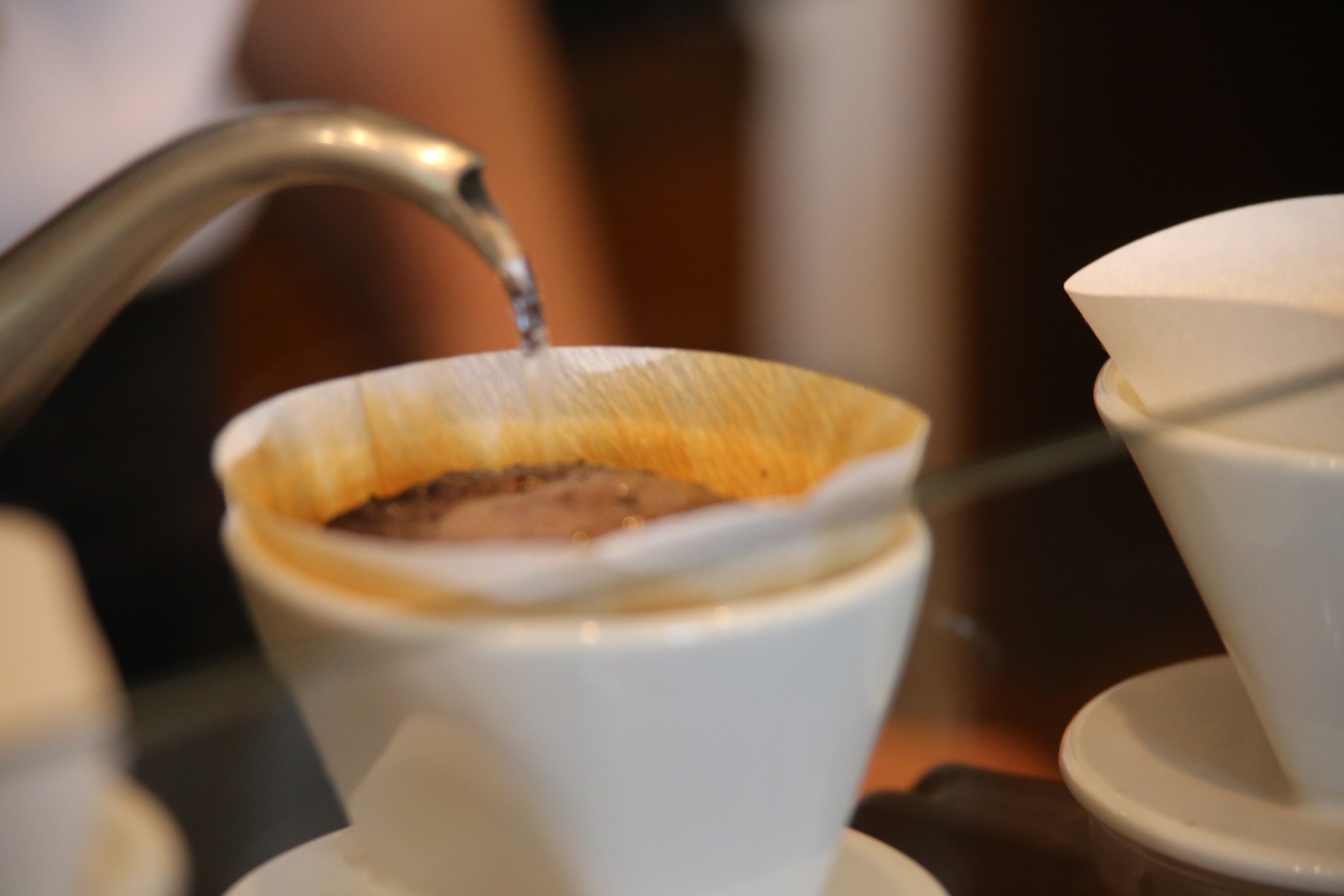 ハンドドリップでコーヒーを抽出している様子