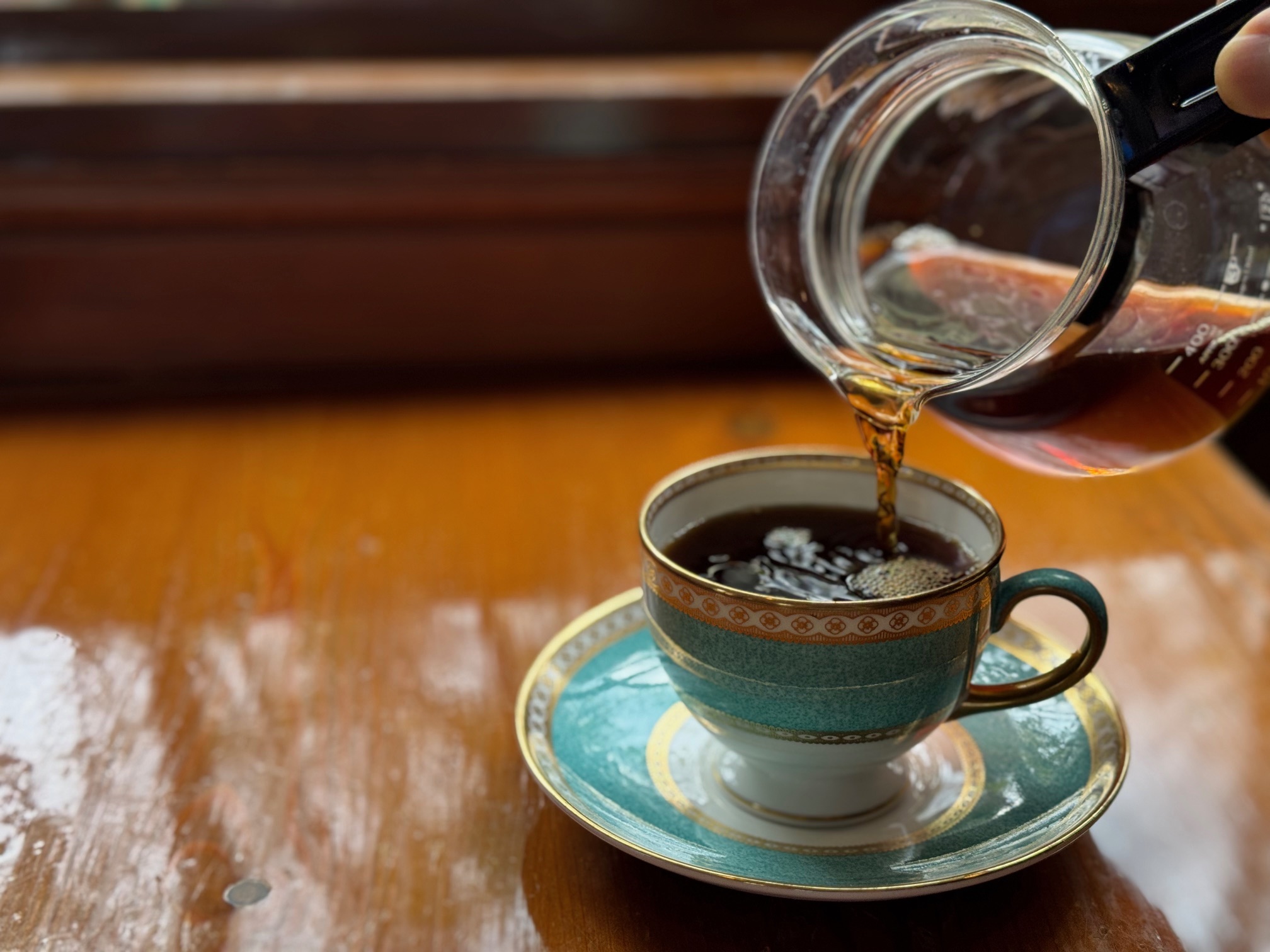カップにコーヒーを注ぐ様子